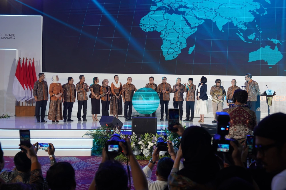 Mendag Budi Santoso Bersama Menko Bidang Pangan Zulkifli Hasan Membuka Trade Expo Indonesia Ke 40 Di Indonesia Convention Exhibition Bsd City, Kabupaten Tangerang, Banten,